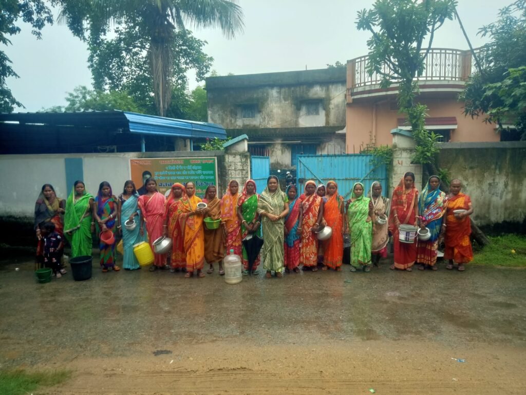 सिंदरी के मनोहरटांड़ में पेयजल संकट पर महिलाओं का प्रदर्शन, खाली बर्तन लेकर नगर निगम कार्यालय पहुंचीं