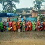 सिंदरी के मनोहरटांड़ में पेयजल संकट पर महिलाओं का प्रदर्शन, खाली बर्तन लेकर नगर निगम कार्यालय पहुंचीं