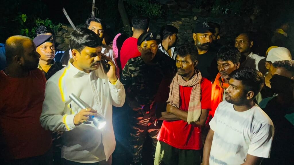 छाताबाद में भू-धंसान से मचा हड़कंप, दर्जनों घर क्षतिग्रस्त; घायलों से मिले मेयर संजीव सिंह