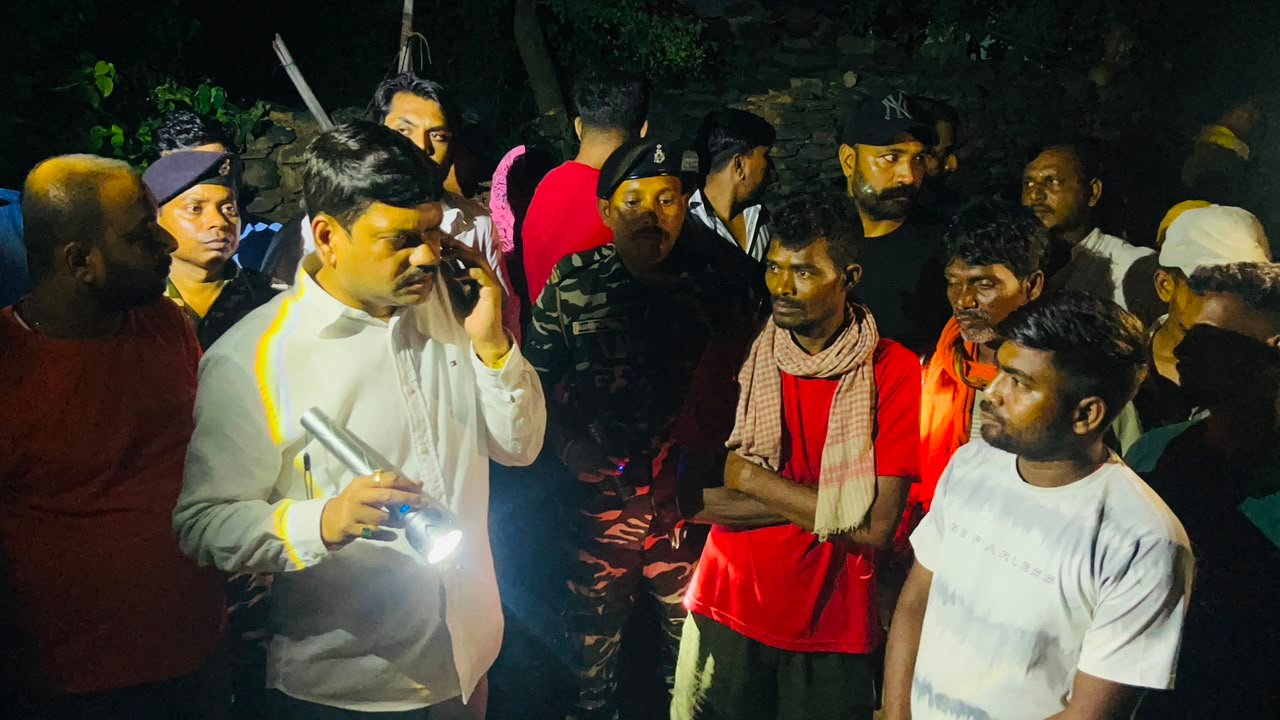 छाताबाद में भू-धंसान से मचा हड़कंप, दर्जनों घर क्षतिग्रस्त; घायलों से मिले मेयर संजीव सिंह