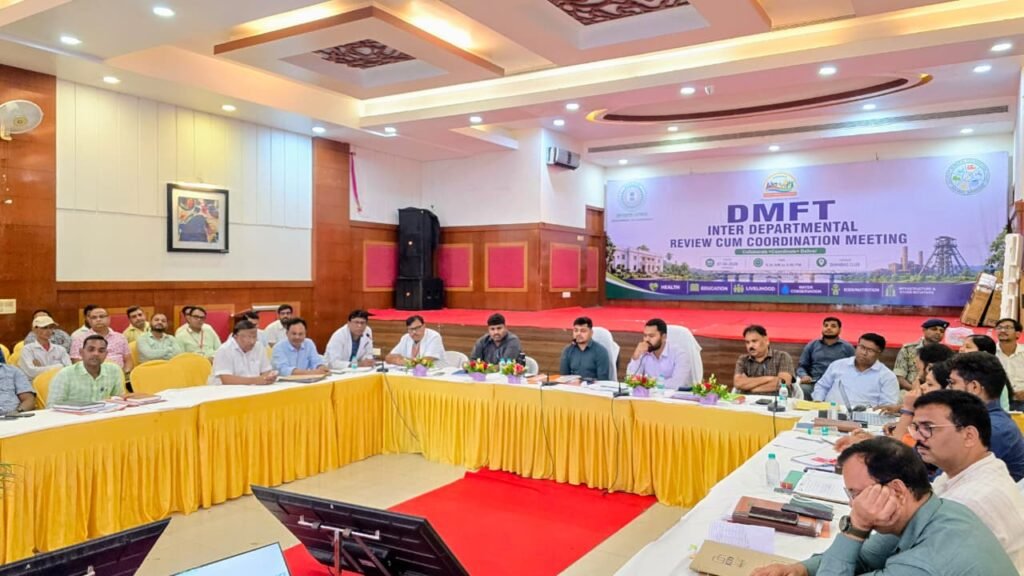धनबाद में DMFT की समीक्षा बैठक, स्वास्थ्य-शिक्षा और पेयजल योजनाओं में तेजी लाने का निर्देश