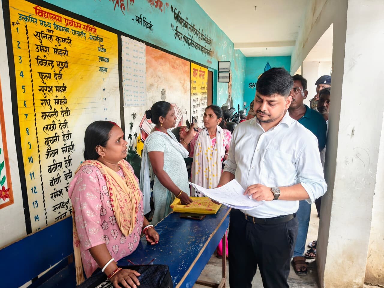 धनबाद में मतदाता सूची पुनरीक्षण को लेकर विशेष कैंप, जिला निर्वाचन पदाधिकारी ने मतदान केंद्रों का किया निरीक्षण