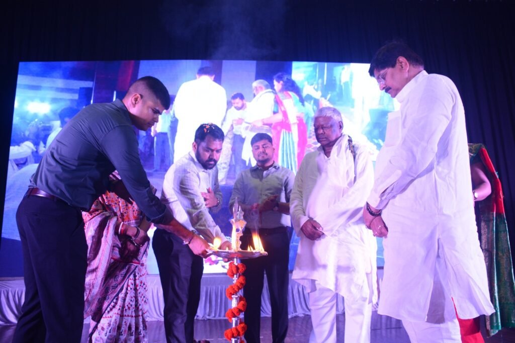 विश्व आदिवासी दिवस पर धनबाद में निकली विशाल सांस्कृतिक झांकी, जल-जंगल-जमीन संरक्षण का दिया संदेश