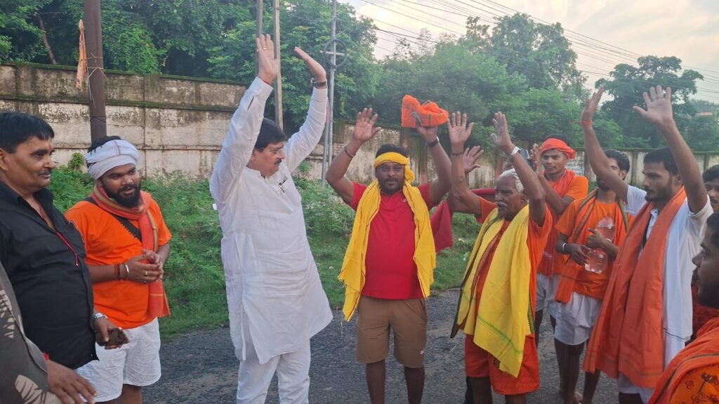 कांवड़ियों को अंगवस्त्र भेंट कर विधायक राज सिन्हा ने दी विदाई, सुखद यात्रा की कामना