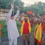 कांवड़ियों को अंगवस्त्र भेंट कर विधायक राज सिन्हा ने दी विदाई, सुखद यात्रा की कामना