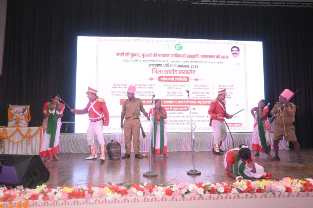 धनबाद में विश्व आदिवासी दिवस पर भव्य समारोह, 29 लाभुकों को वन पट्टा और 30,961 विद्यार्थियों को साइकिल वितरण