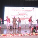 धनबाद में विश्व आदिवासी दिवस पर भव्य समारोह, 29 लाभुकों को वन पट्टा और 30,961 विद्यार्थियों को साइकिल वितरण