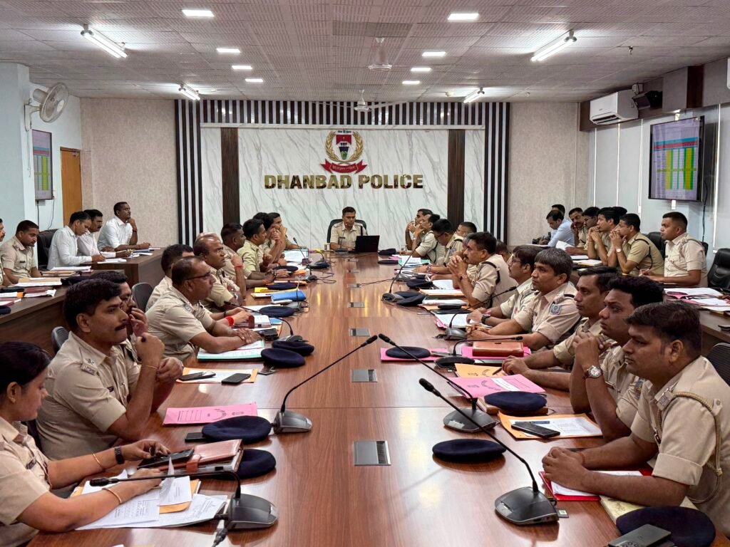 धनबाद पुलिस की बड़ी कार्रवाई, जुलाई में 445 नए कांड दर्ज तो 501 मामलों का हुआ निष्पादन; ₹92 लाख जुर्माना