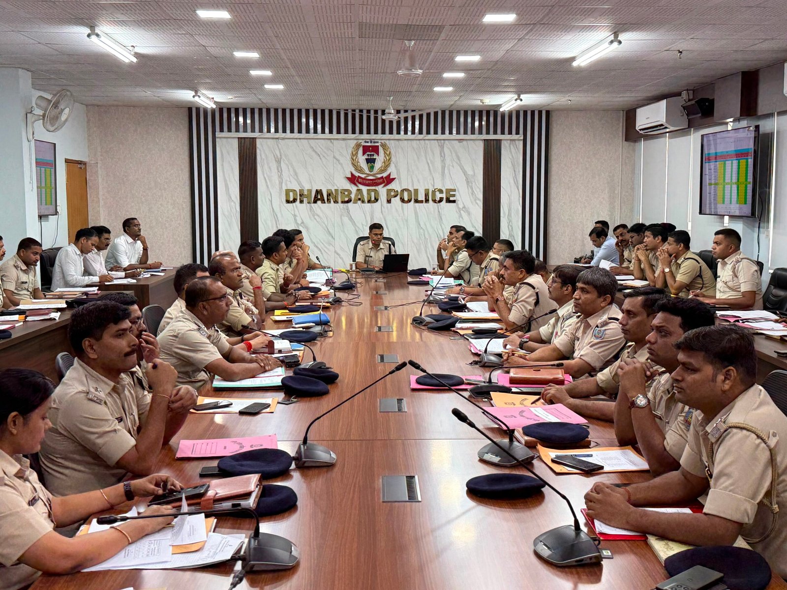 धनबाद पुलिस की बड़ी कार्रवाई, जुलाई में 445 नए कांड दर्ज तो 501 मामलों का हुआ निष्पादन; ₹92 लाख जुर्माना