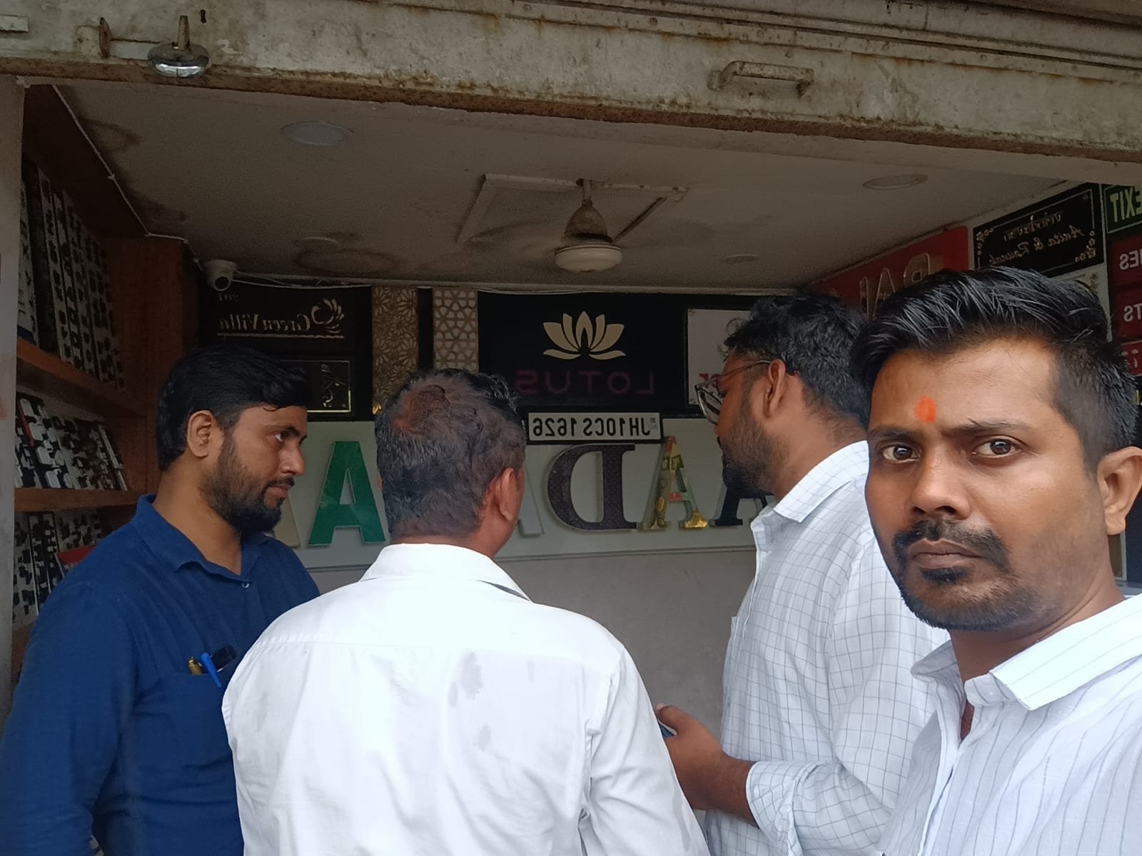 धनबाद नगर निगम का ट्रेड लाइसेंस और होल्डिंग जांच अभियान, 11 हजार रुपये जुर्माना वसूला