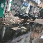 धनबाद में सड़क पर बह रहा नाली का गंदा पानी, स्थानीय ने वीडियो बनाकर उठाई समस्या