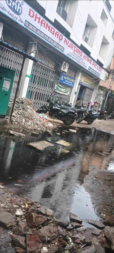 धनबाद में सड़क पर बह रहा नाली का गंदा पानी, स्थानीय ने वीडियो बनाकर उठाई समस्या