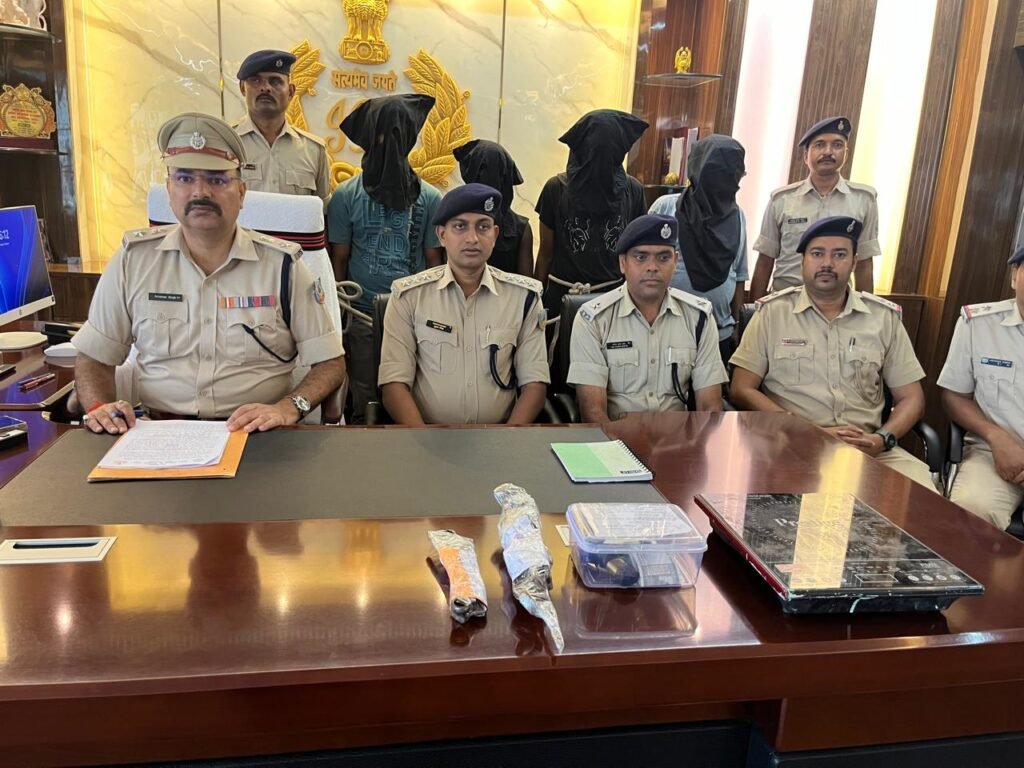 दो दिनों में चोरी कांड का खुलासा, चार आरोपी गिरफ्तार; चोरी का सामान बरामद