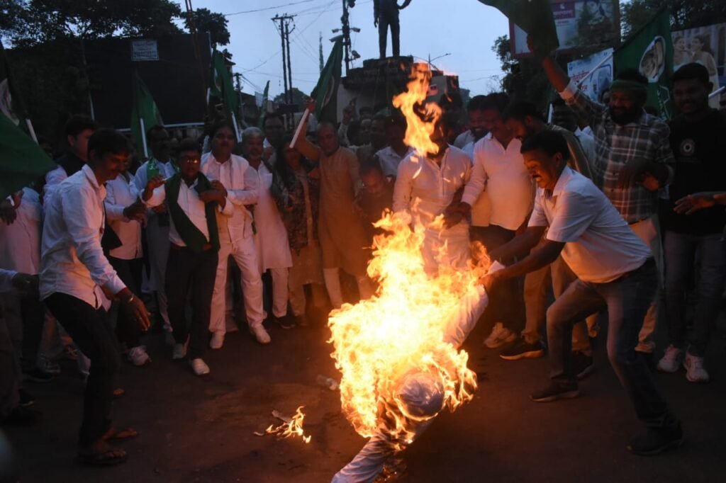 खनिज अधिकारों को लेकर JMM का धनबाद में जोरदार प्रदर्शन, रणधीर वर्मा चौक पर प्रधानमंत्री का पुतला दहन, केंद्र सरकार की नीतियों का किया विरोध