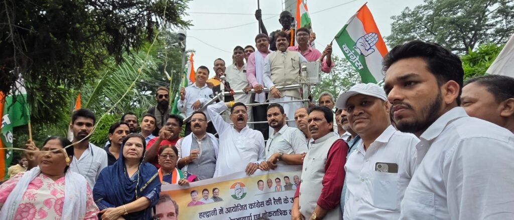 हल्द्वानी की ‘शुद्धिकरण’ घटना के विरोध में धनबाद कांग्रेस का प्रदर्शन, सत्याग्रह कर जताया विरोध