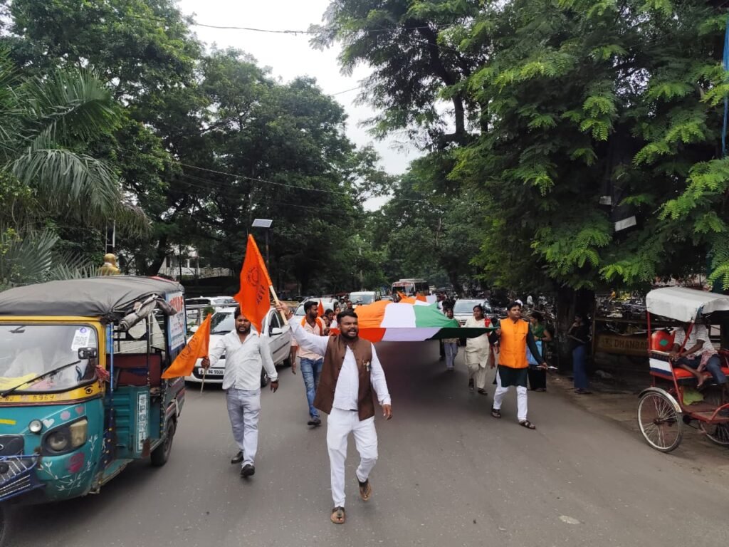 धनबाद में ABVP की तिरंगा यात्रा, सैकड़ों युवाओं ने लगाए भारत माता की जय के नारे