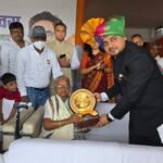 धनबाद में स्वतंत्रता सेनानी की धर्मपत्नी कनक लता दा सम्मानित, डीसी ने पैर छूकर लिया आशीर्वाद