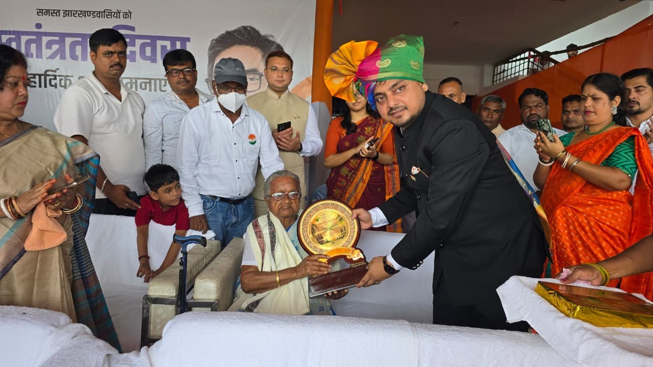 धनबाद में स्वतंत्रता सेनानी की धर्मपत्नी कनक लता दा सम्मानित, डीसी ने पैर छूकर लिया आशीर्वाद