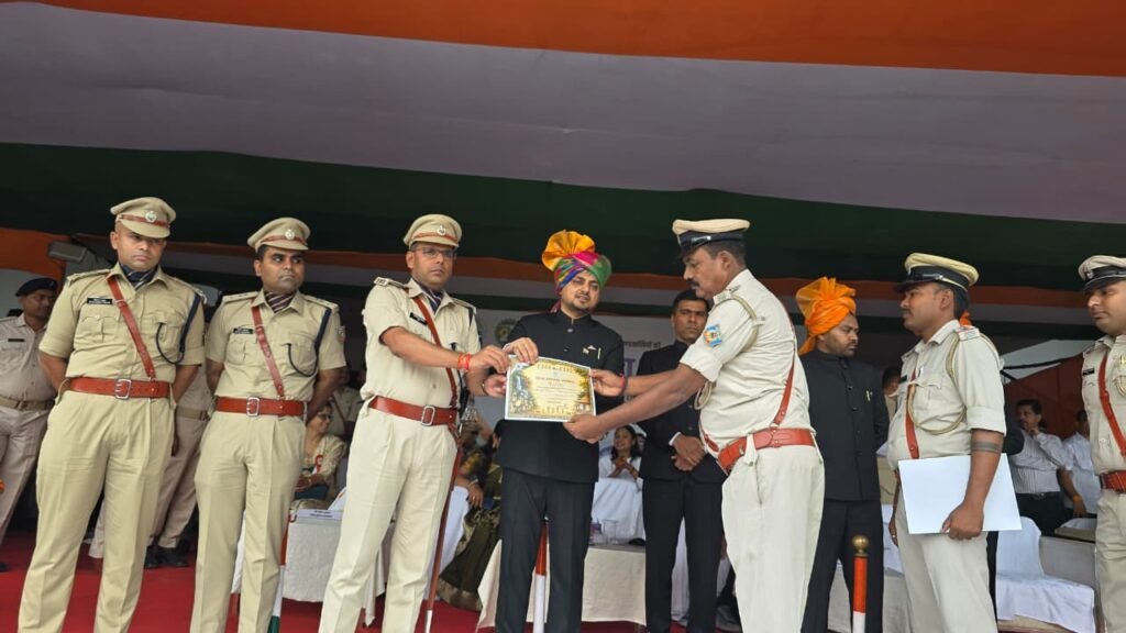 धनबाद में 17 पुलिस अधिकारी-कर्मी सम्मानित, अपराध उद्भेदन से साइबर फ्रॉड तक उत्कृष्ट कार्य की सराहनाv