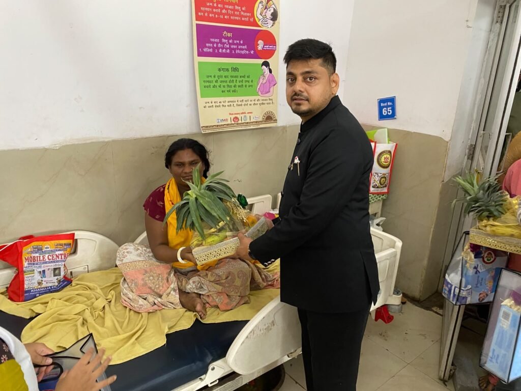 स्वतंत्रता दिवस पर सदर अस्पताल पहुंचे DC-SSP, मरीजों के बीच बांटे फल और बेबी किट