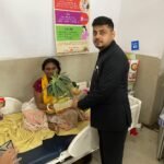 स्वतंत्रता दिवस पर सदर अस्पताल पहुंचे DC-SSP, मरीजों के बीच बांटे फल और बेबी किट