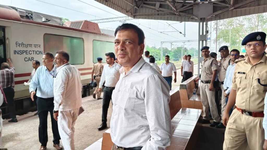 सिंदरी पहुंचे पूर्व मध्य रेलवे के GM छत्रसाल सिंह, औद्योगिक परियोजनाओं और यात्री सुविधाओं की समीक्षा
