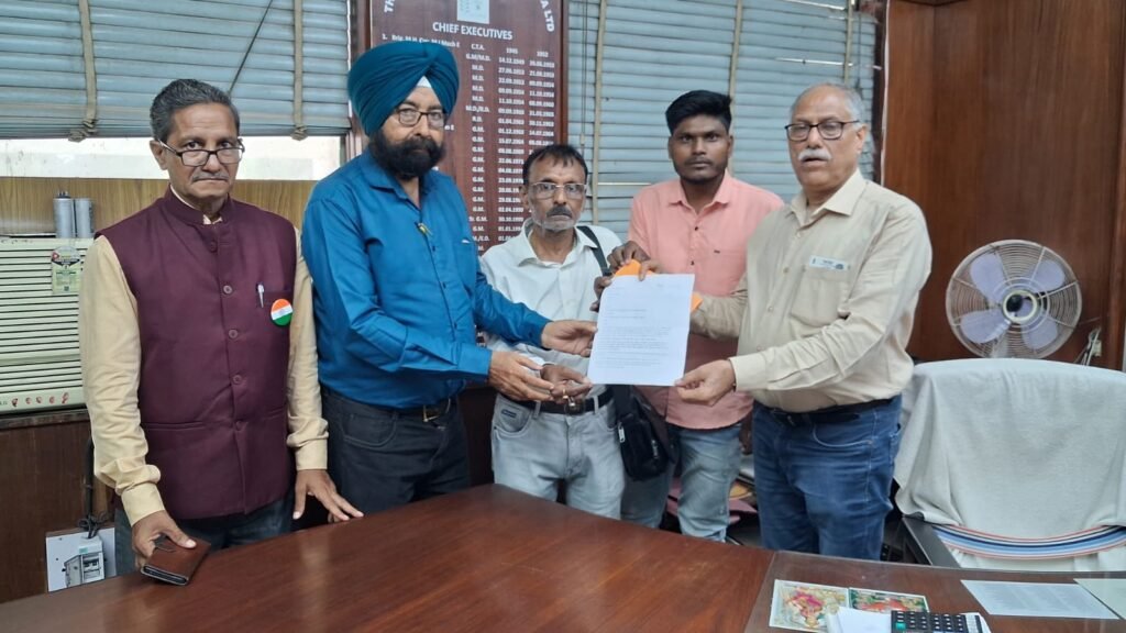 सिंदरी में आवास की मांग को लेकर पत्रकारों ने FCIL प्रबंधन को सौंपा ज्ञापन
