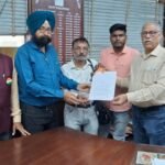 सिंदरी में आवास की मांग को लेकर पत्रकारों ने FCIL प्रबंधन को सौंपा ज्ञापन