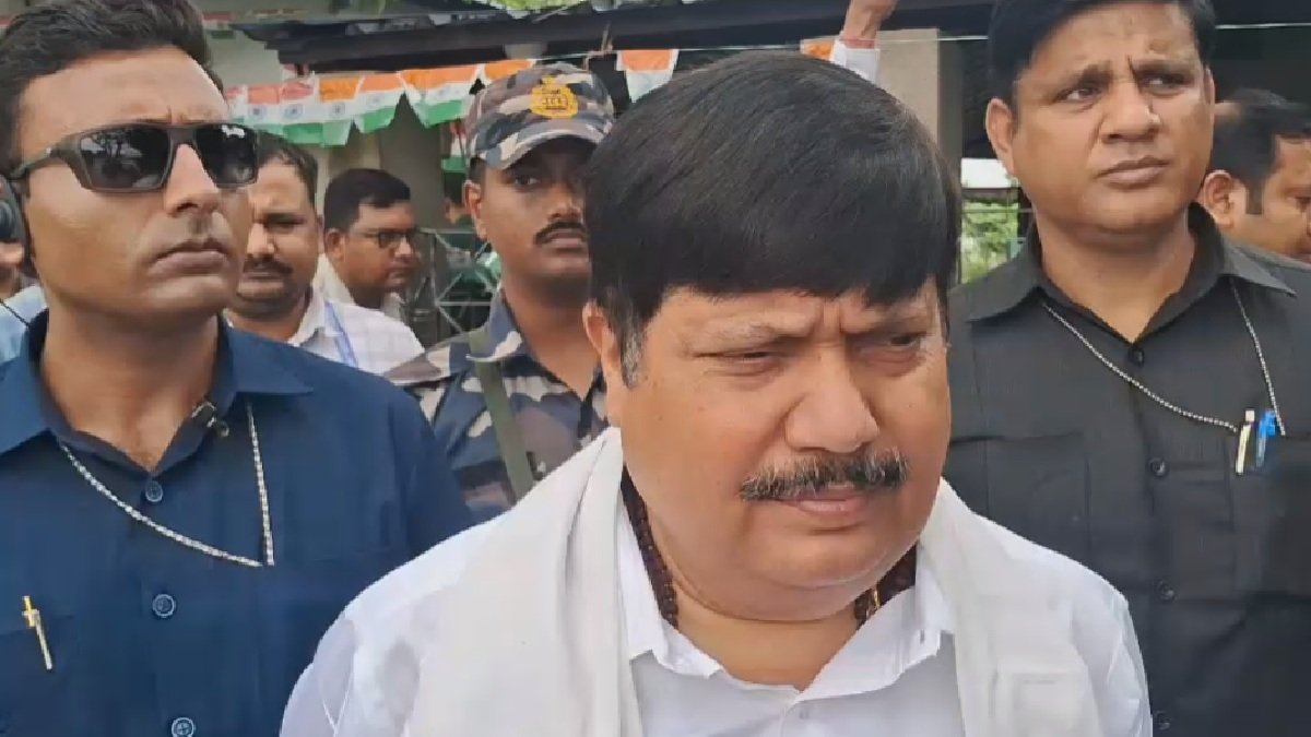 कुल्टी के रामपुर MVI कार्यालय में परिवहन मंत्री का औचक निरीक्षण