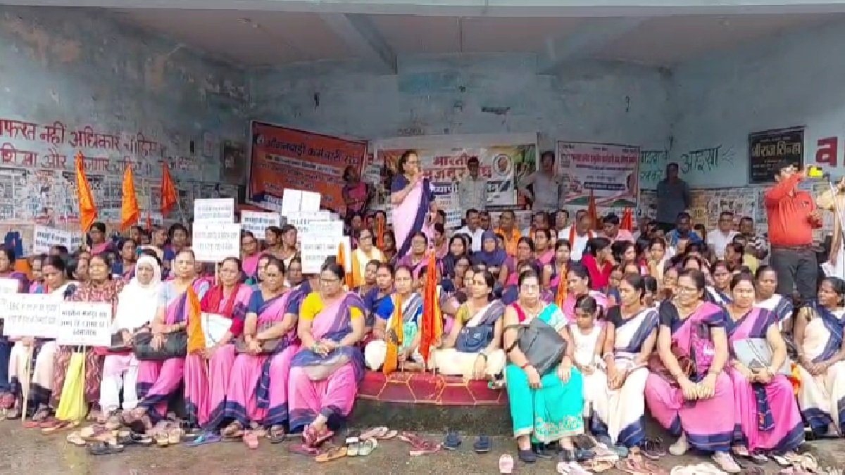 धनबाद में भारतीय मजदूर संघ का धरना, श्रमिकों ने 30 हजार न्यूनतम वेतन समेत उठाईं कई मांगें