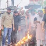 Dhanbad News: ढुलू महतो के कथित बयान पर भड़की युवा कांग्रेस, रणधीर वर्मा चौक पर फूंका पुतला