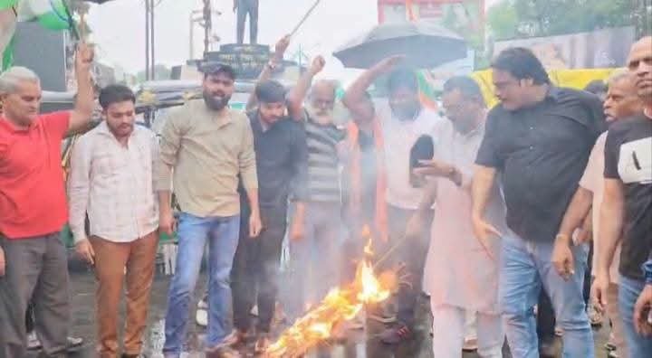 Dhanbad News: ढुलू महतो के कथित बयान पर भड़की युवा कांग्रेस, रणधीर वर्मा चौक पर फूंका पुतला