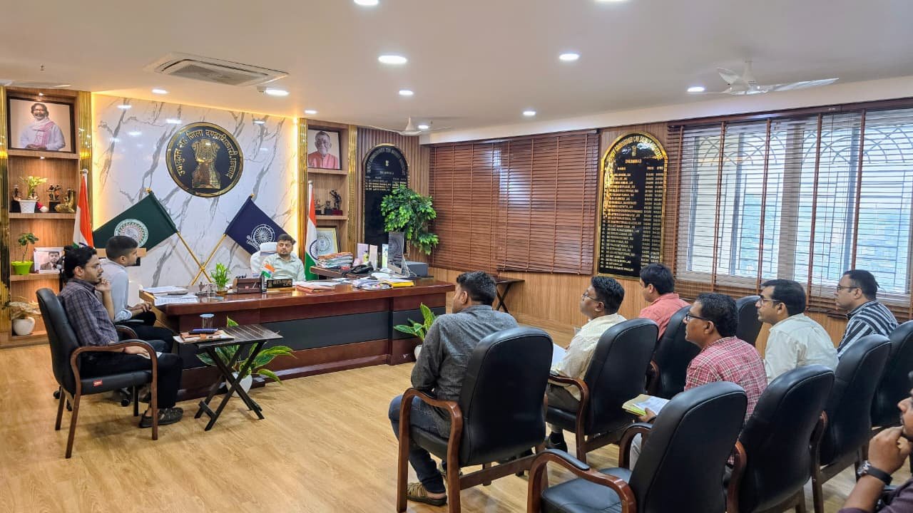 Dhanbad News: सेनेटरी लैंडफिल के लिए 40 एकड़ भूमि पर चर्चा, जिला नगर विकास भूमि क्रय समिति की बैठक
