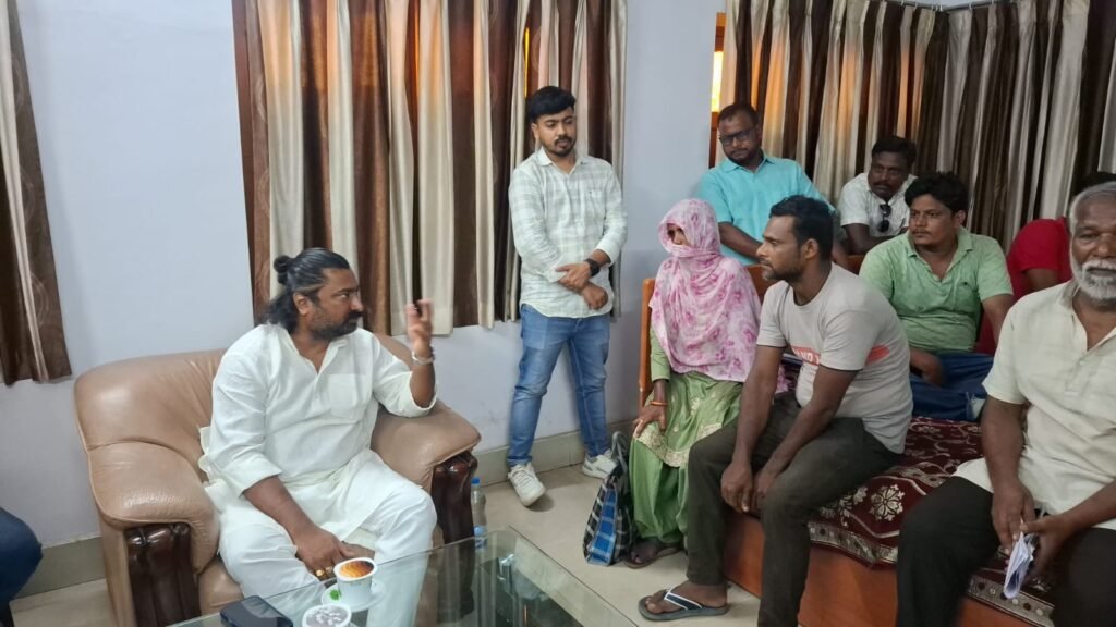 पाकुड़ में सांसद विजय हांसदा का जनसंवाद, ग्रामीणों ने रखीं बिजली-पानी समेत कई समस्याएं