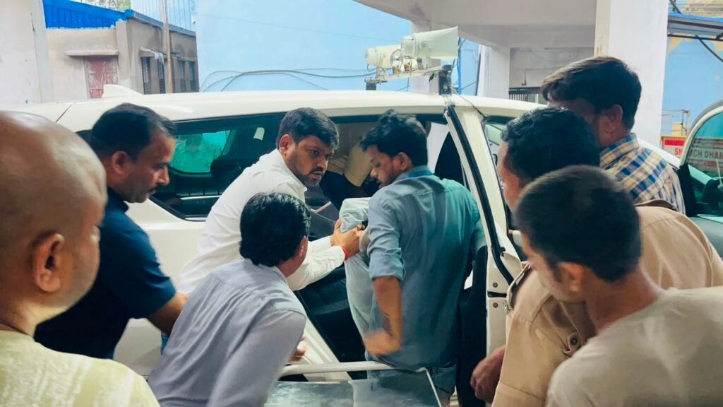 सड़क हादसे में घायलों की मदद को आगे आए मेयर संजीव सिंह, खुद अस्पताल पहुंचाया