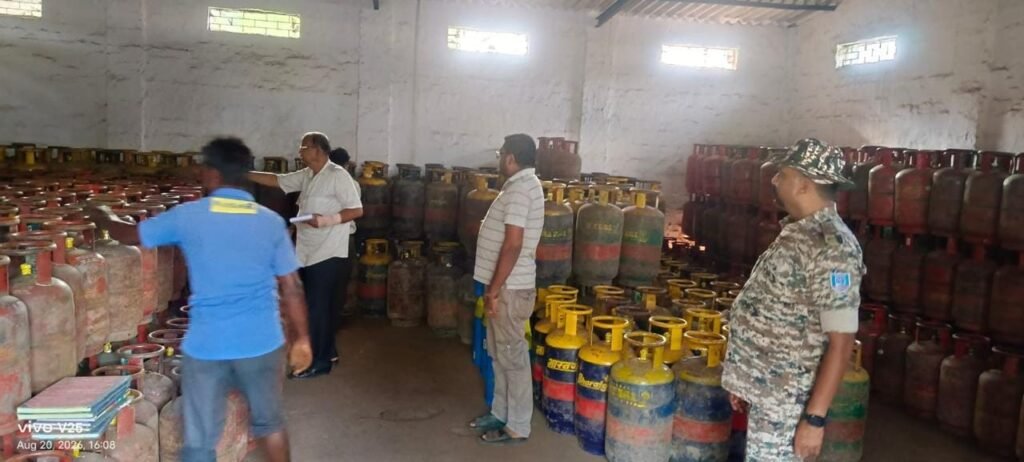 धनबाद में गैस एजेंसी का औचक निरीक्षण, क्षमता से ज्यादा मिला सिलेंडरों का स्टॉक; फायर सेफ्टी में बड़ी लापरवाही
