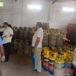 धनबाद में गैस एजेंसी का औचक निरीक्षण, क्षमता से ज्यादा मिला सिलेंडरों का स्टॉक; फायर सेफ्टी में बड़ी लापरवाही