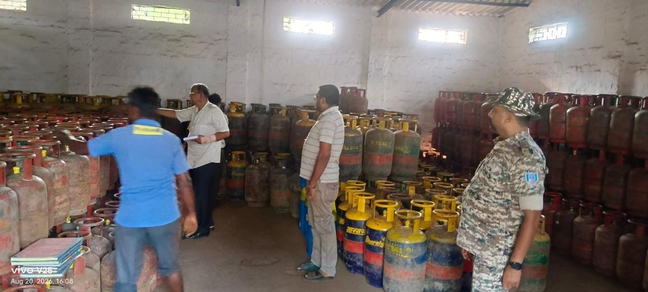 धनबाद में गैस एजेंसी का औचक निरीक्षण, क्षमता से ज्यादा मिला सिलेंडरों का स्टॉक; फायर सेफ्टी में बड़ी लापरवाही