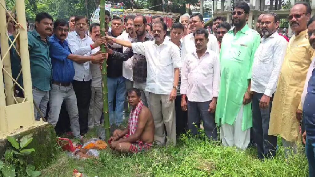 धनबाद के स्टील गेट दुर्गा पूजा समिति ने किया खूंटी पूजन, 40 लाख की लागत से सजेगा भव्य पंडाल
