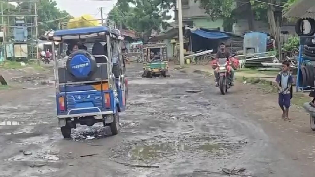 अमड़ापाड़ा की सड़क बदहाल, गड्ढों और कीचड़ में सफर करने को मजबूर लोग