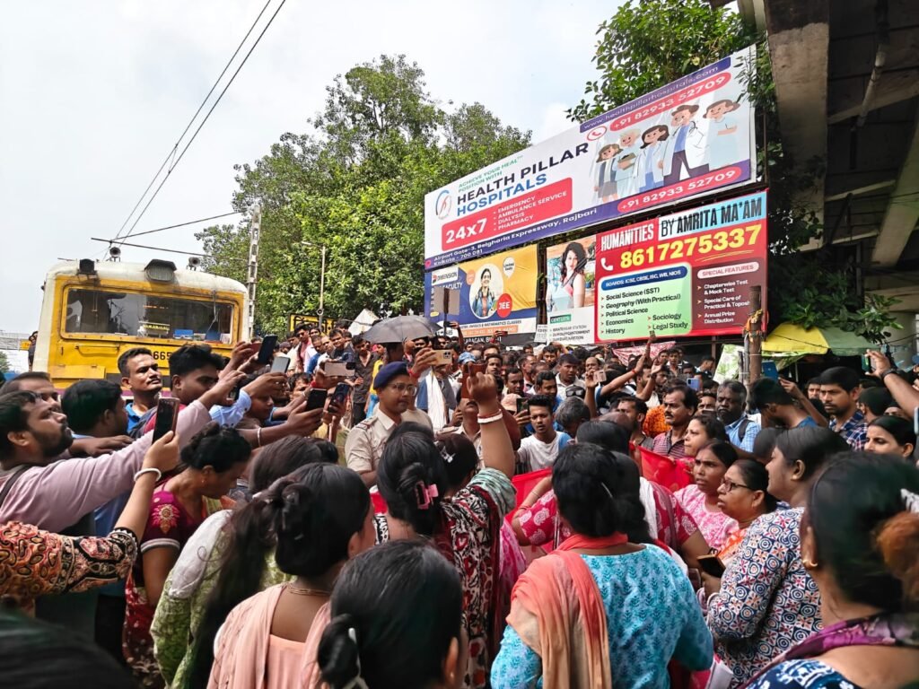 अन्नपूर्णा भंडार का पैसा नहीं मिलने पर महिलाओं का आक्रोश, बिराटी स्टेशन पर रेल रोको आंदोलन