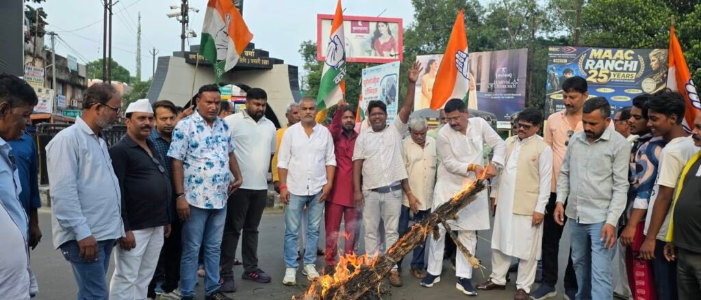 सांसद ढुल्लू महतो की टिप्पणी के विरोध में धनबाद नगर कांग्रेस ने किया पुतला दहन