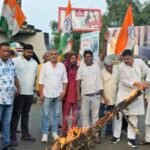 सांसद ढुल्लू महतो की टिप्पणी के विरोध में धनबाद नगर कांग्रेस ने किया पुतला दहन