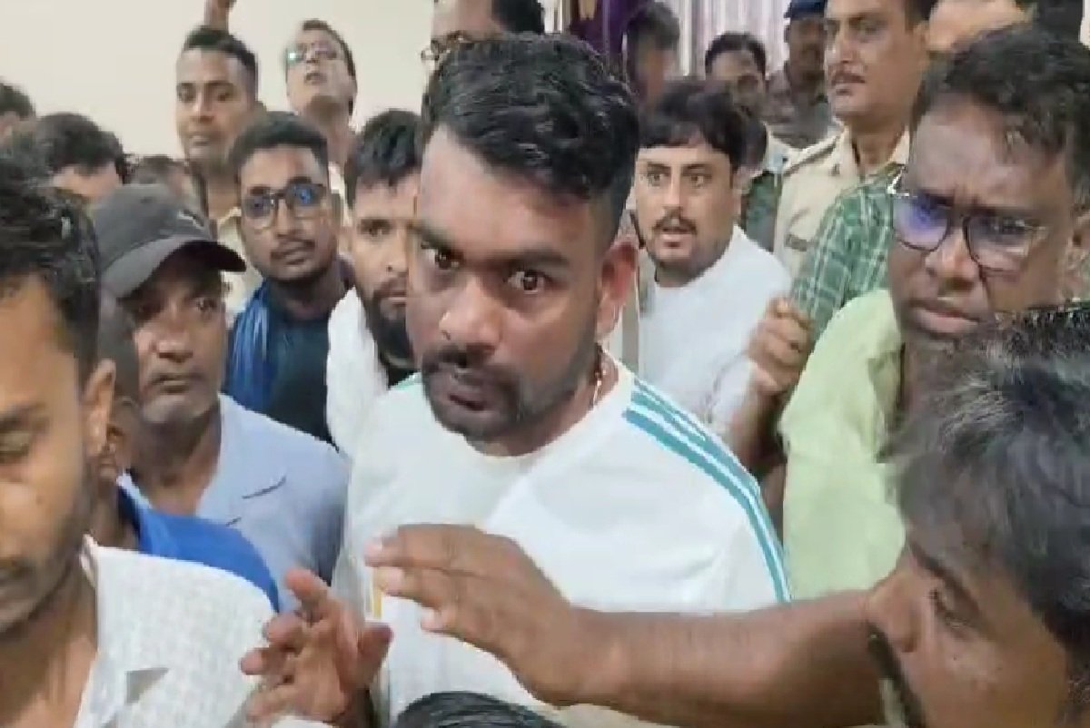 बरवाअड्डा थाना बना अखाड़ा! विधायक जयराम महतो पर मुखिया पुत्र ने लगाया गला दबाने का आरोप