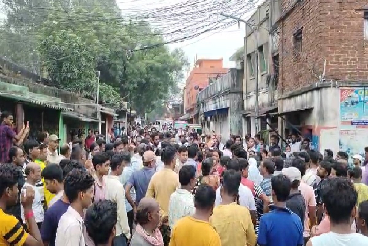 अन्नपूर्णा योजना का पैसा नहीं मिलने पर महिलाओं का प्रदर्शन, कुल्टी में सड़क जाम