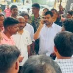 शंकर मल्लिक के परिवार के साथ खड़े हुए मेयर संजीव सिंह, निजी स्तर पर दी 10.50 लाख रुपये की सहायता