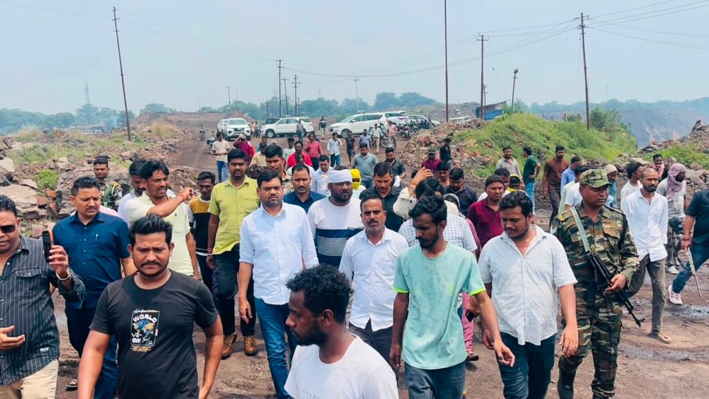 भौंरा-दामोदर मार्ग काटे जाने की सूचना पर पहुंचे मेयर संजीव सिंह, तत्काल रुकवाया काम