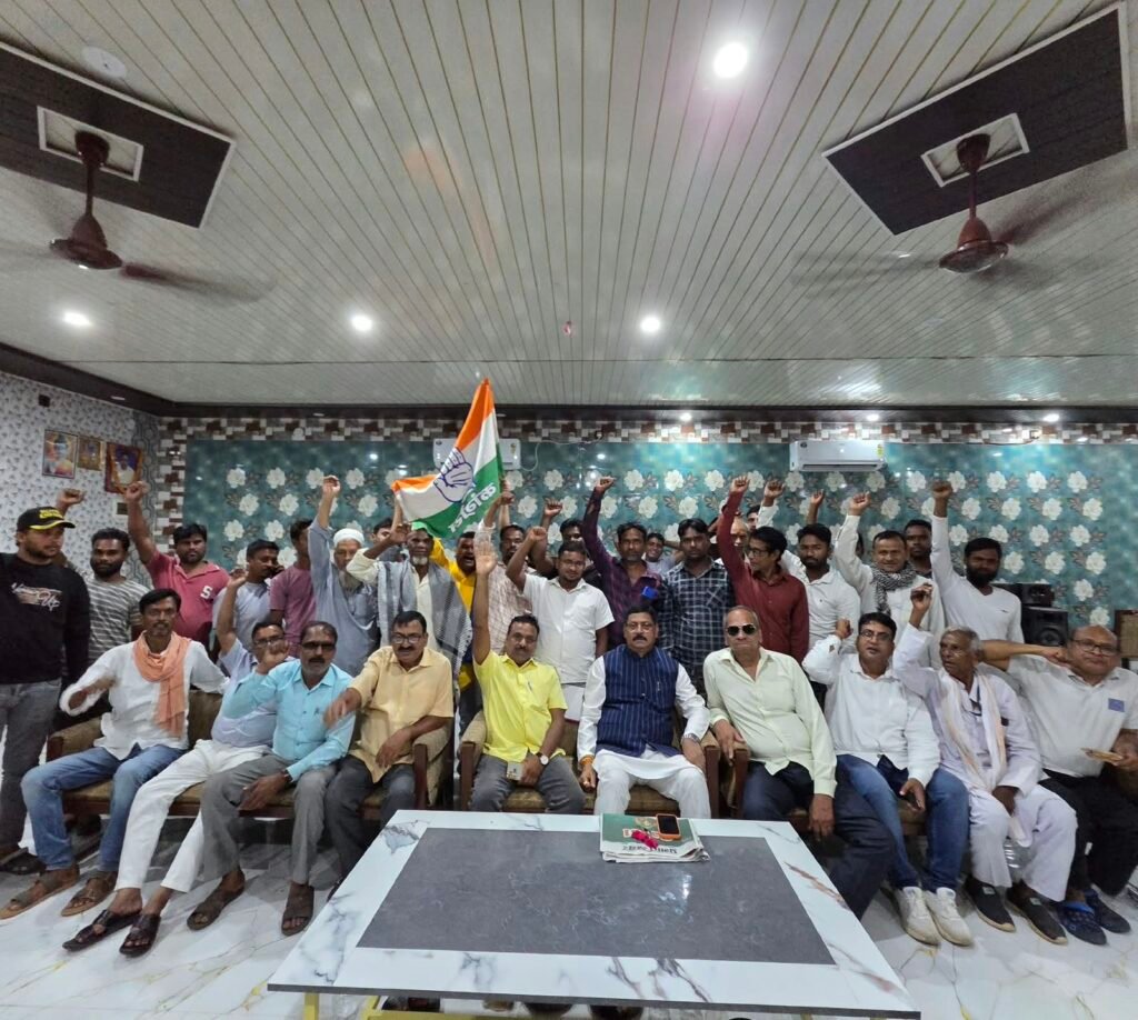 तोपचांची में कांग्रेस की बैठक, केंद्र की खान नीति पर जिलाध्यक्ष संतोष सिंह ने साधा निशाना