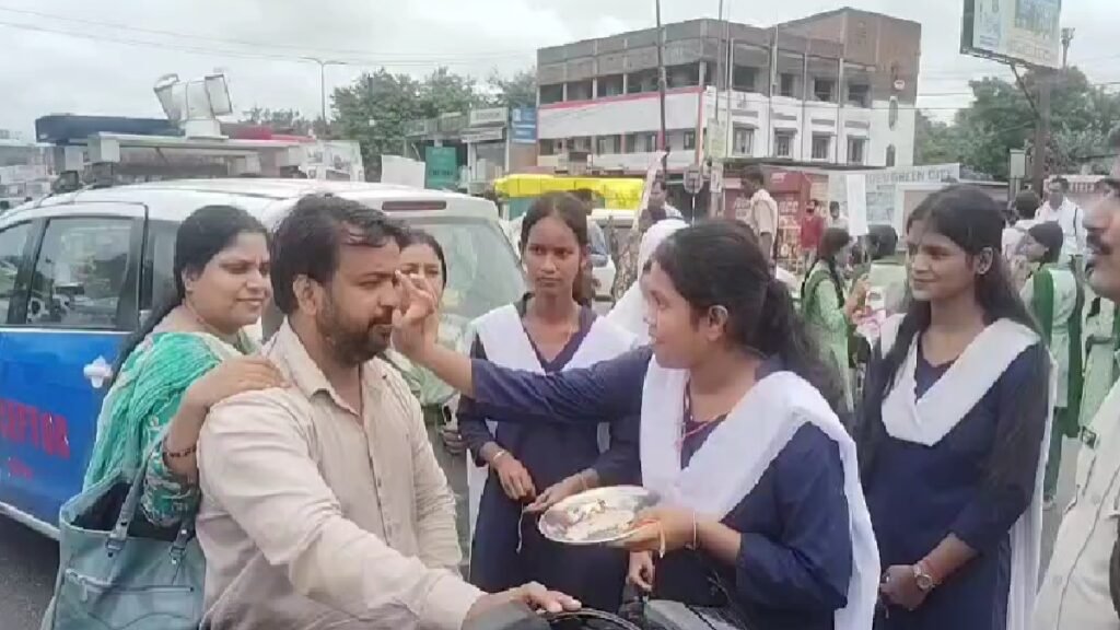 धनबाद में रक्षाबंधन पर अनोखा सड़क सुरक्षा अभियान, स्कूली बच्चों ने वाहन चालकों को बांधा रक्षा सूत्र
