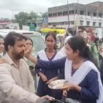 धनबाद में रक्षाबंधन पर अनोखा सड़क सुरक्षा अभियान, स्कूली बच्चों ने वाहन चालकों को बांधा रक्षा सूत्र